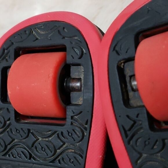 HEELYS SKATE SHOES, SIZE 6 - Picture 12 of 15